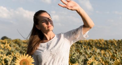 medium-shot-woman-posing-sunlight