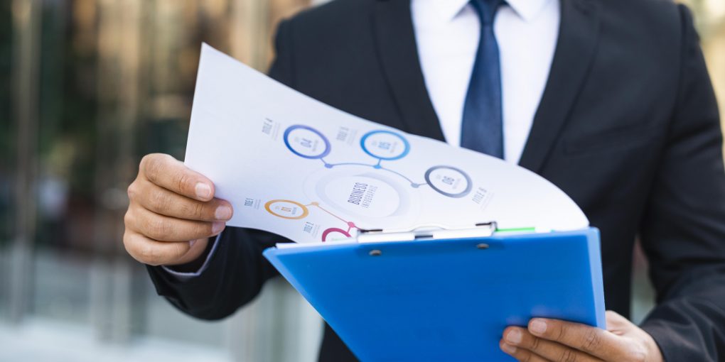 vid-speredi-delovoi-celovek-glada-na-diagrammy