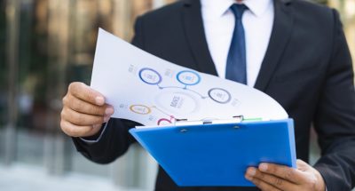 vid-speredi-delovoi-celovek-glada-na-diagrammy