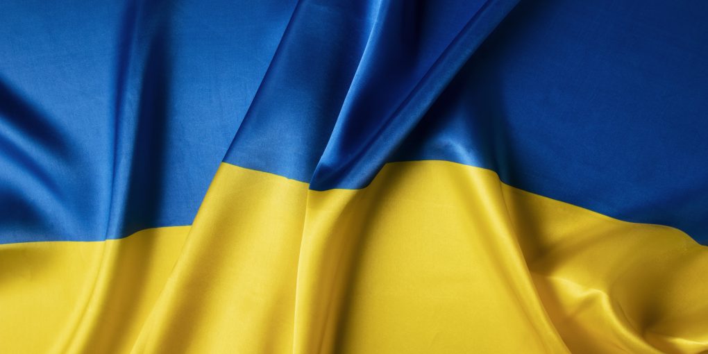 slozennyi-ukrainskii-flag-naturmort-vid-sverhu