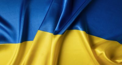 slozennyi-ukrainskii-flag-naturmort-vid-sverhu