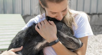 zensina-obnimaet-miluu-spasatel-nuu-sobaku