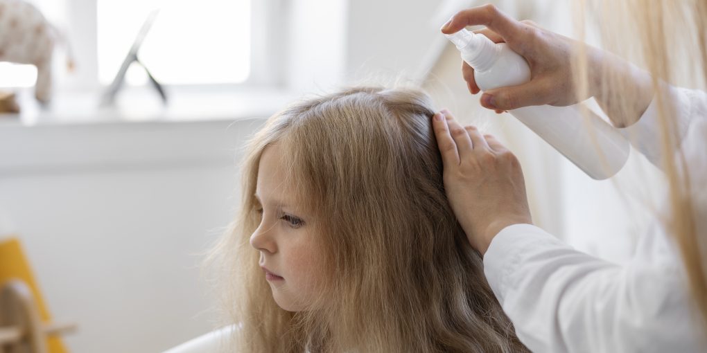 vid-sboku-zensina-pomogaet-devuske-so-vsami