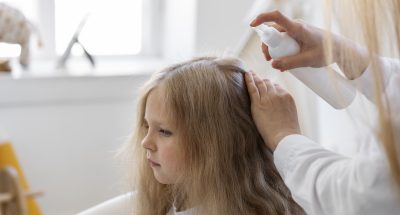 vid-sboku-zensina-pomogaet-devuske-so-vsami