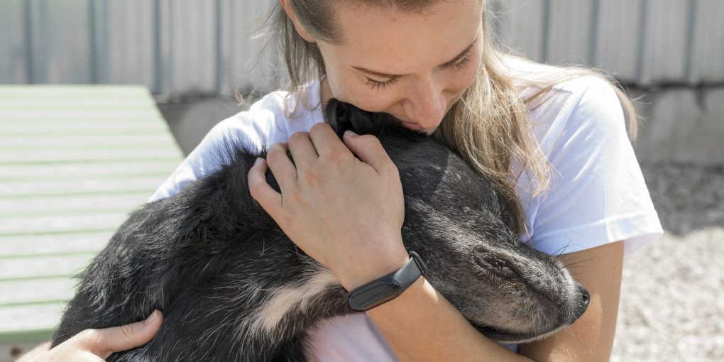 zensina-obnimaet-miluu-spasatel-nuu-sobaku